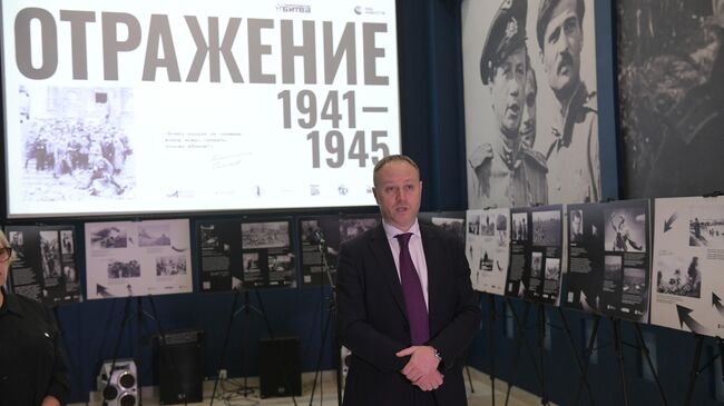Заместитель главного редактора медиагруппы Россия сегодня Дмитрий Горностаев на открытии фотовыставки проекта Отражение: 1941-1945 в Военно-историческом музее Великой Отечественной войны в Донецке Заместитель главного редактора медиагруппы Россия сегодня Дмитрий Горностаев на открытии фотовыставки проекта Отражение: 1941-1945 в Военно-историческом музее Великой Отечественной войны в Донецке