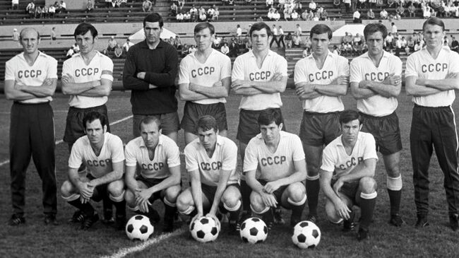 Юрий Елисеев (стоит третий справа)