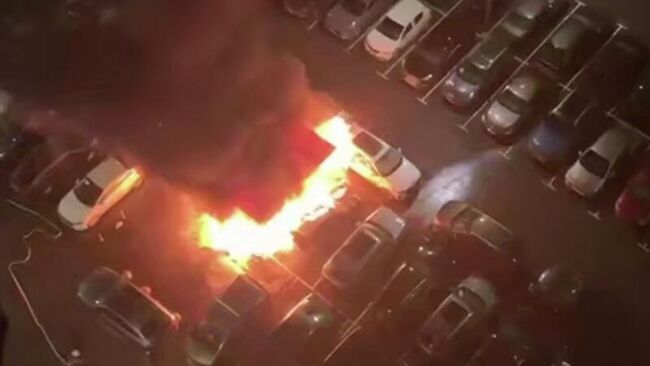 Пожар на парковке на Донецкой улице в Москве. Кадр видео из соцсетей