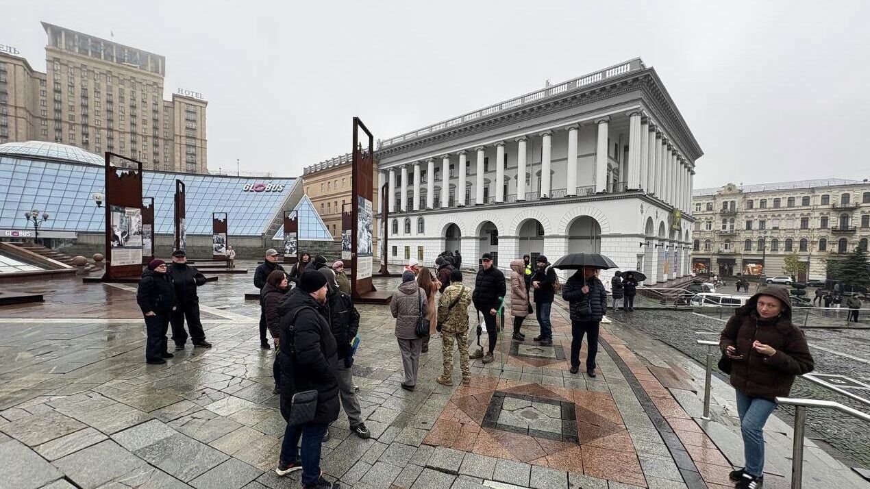 Участники митинга за отставку Владимира Зеленского и увольнение главы его офиса Андрея Ермака в Киеве