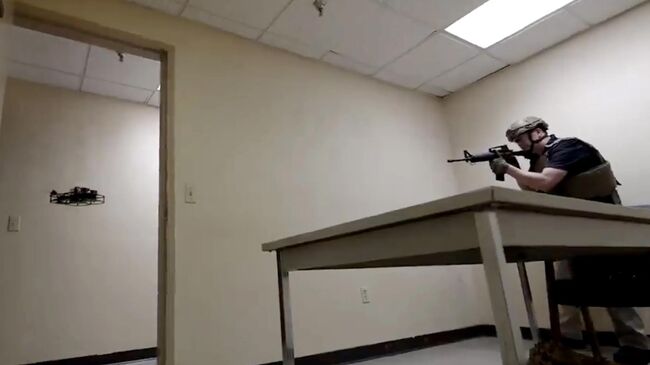 Американский военный стреляет по дрону