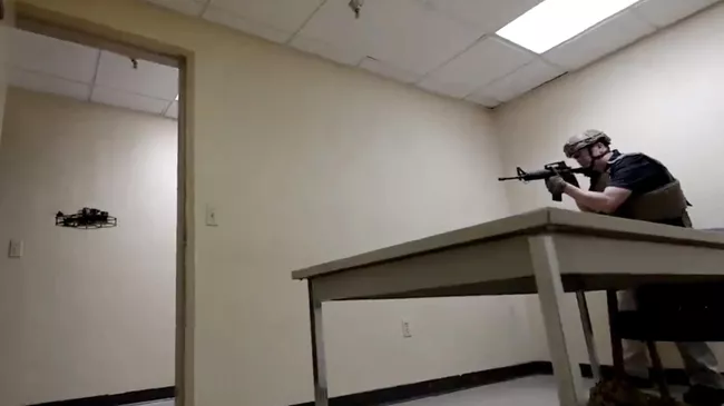 Американский военный стреляет по дрону