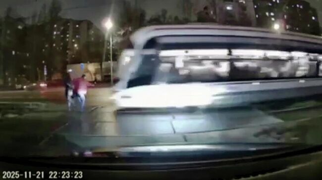 Момент ДТП с трамваем в Южном Медведково на северо-востоке Москвы. Кадр записи видеорегистратора