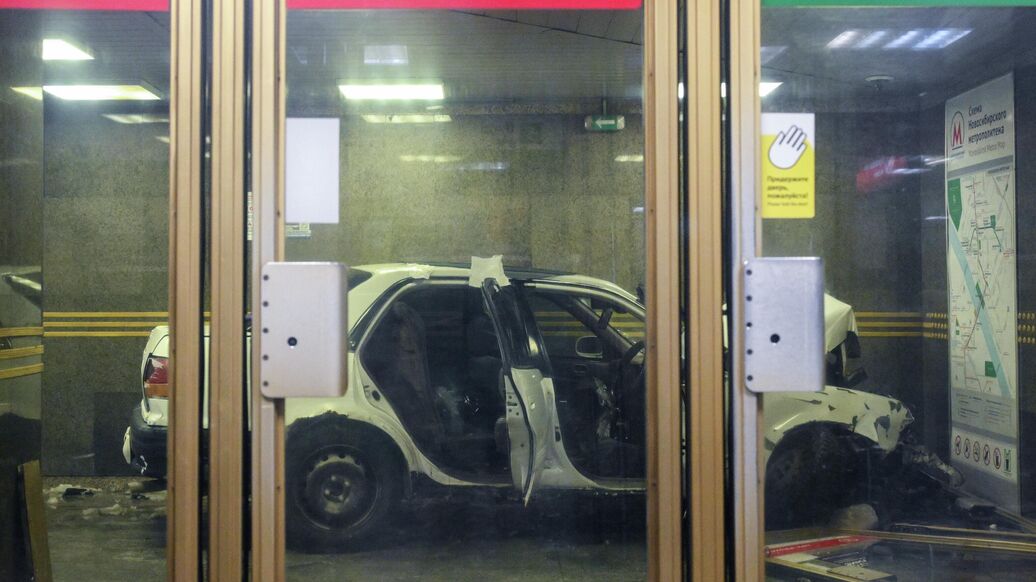 В Новосибирске автомобиль въехал в станцию метро
