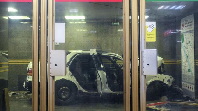 Автомобиль протаранил вход на станцию метро Золотая Нива в Новосибирске