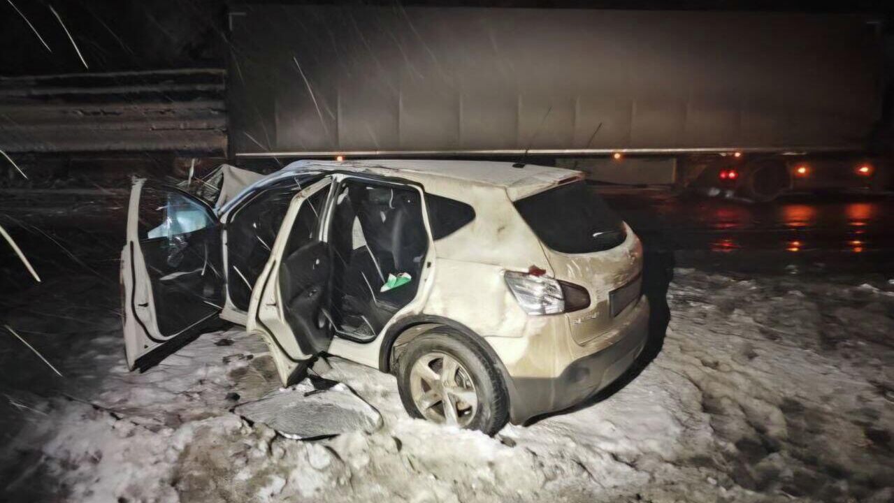 Столкновение грузовика с легковым автомобилем в Приангарье - РИА Новости, 1920, 23.11.2025