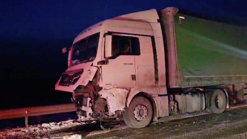 На месте ДТП с иномаркой и грузовиком в Приангарье. 23 ноября 2025 года - РИА Новости, 1920, 23.11.2025