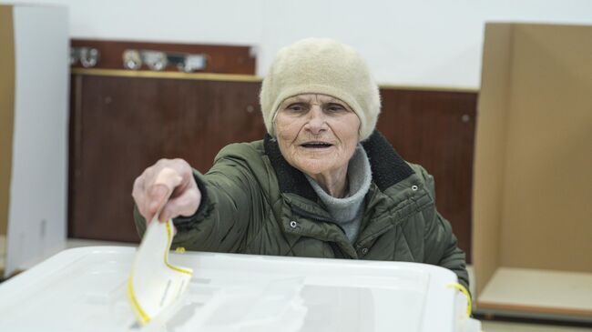 Голосование на избирательном участке на досрочных выборах президента в Сараево