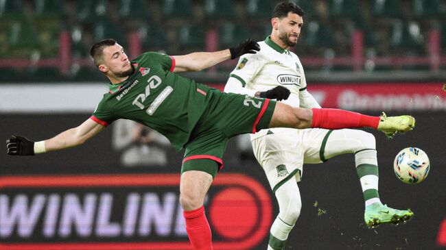 Николай Комличенко и Витор Тормена в матче 16-го тура российской Премьер-лиги в Москве