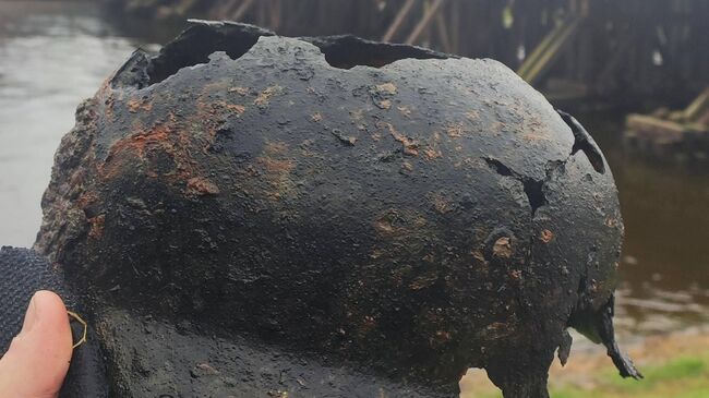 Немецкая каска, обнаруженная в акватории Невы у Петропавловской крепости 