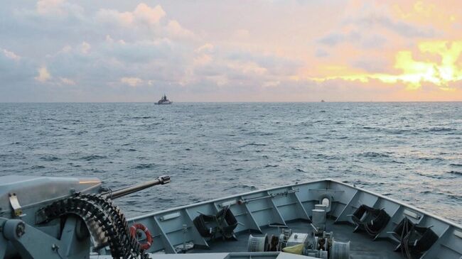 Британский патрульный корабль Северн отслеживает российский корвет Стойкий