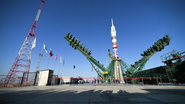 Установка ракеты-носителя Союз-2.1а с пилотируемым кораблем Союз МС-28 на стартовый комплекс космодрома Байконур