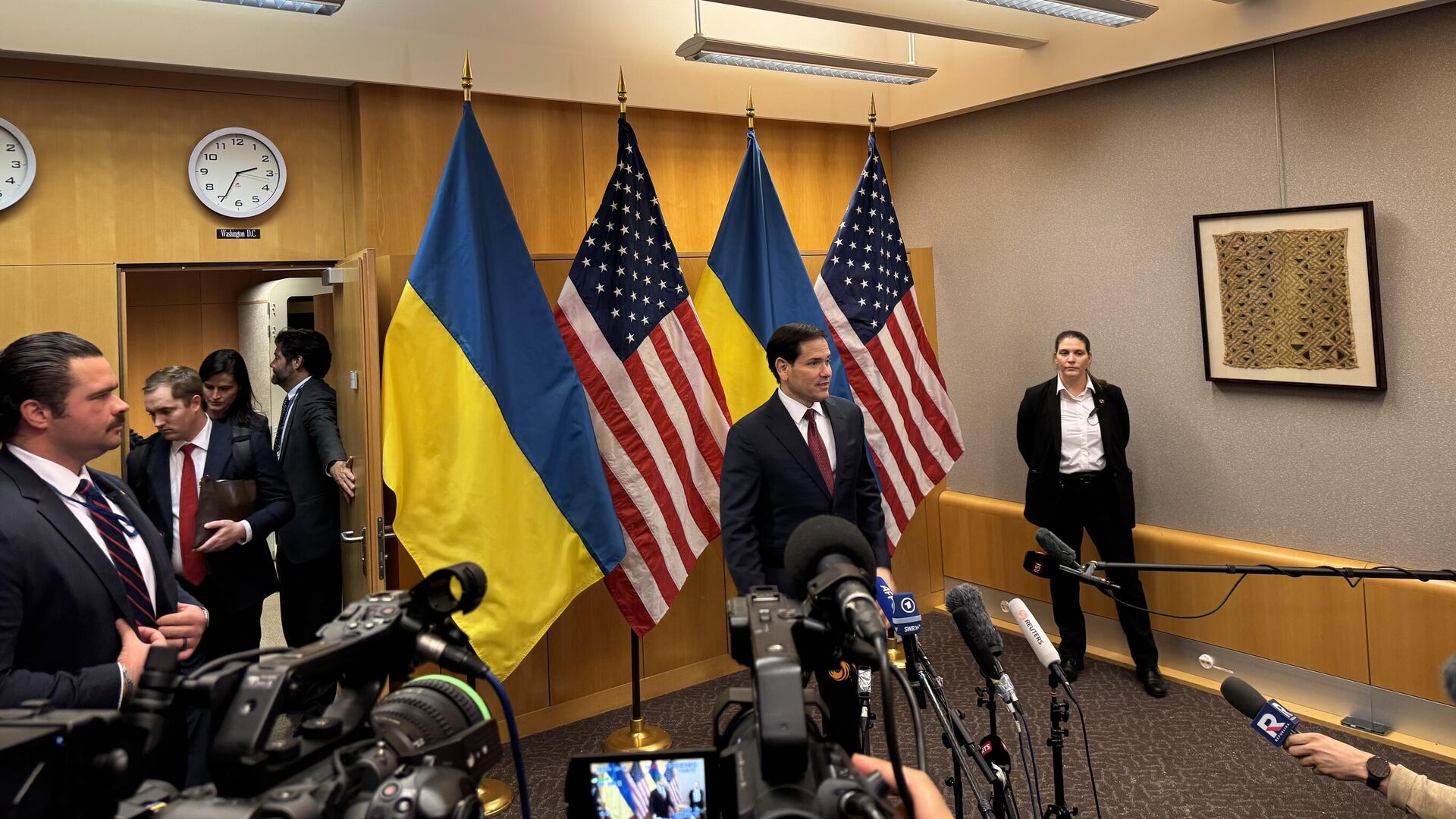 Государственный секретарь США Марко Рубио во время пресс-конференции по итогам переговоров с представителями Киева и стран Европы - РИА Новости, 1920, 23.11.2025
