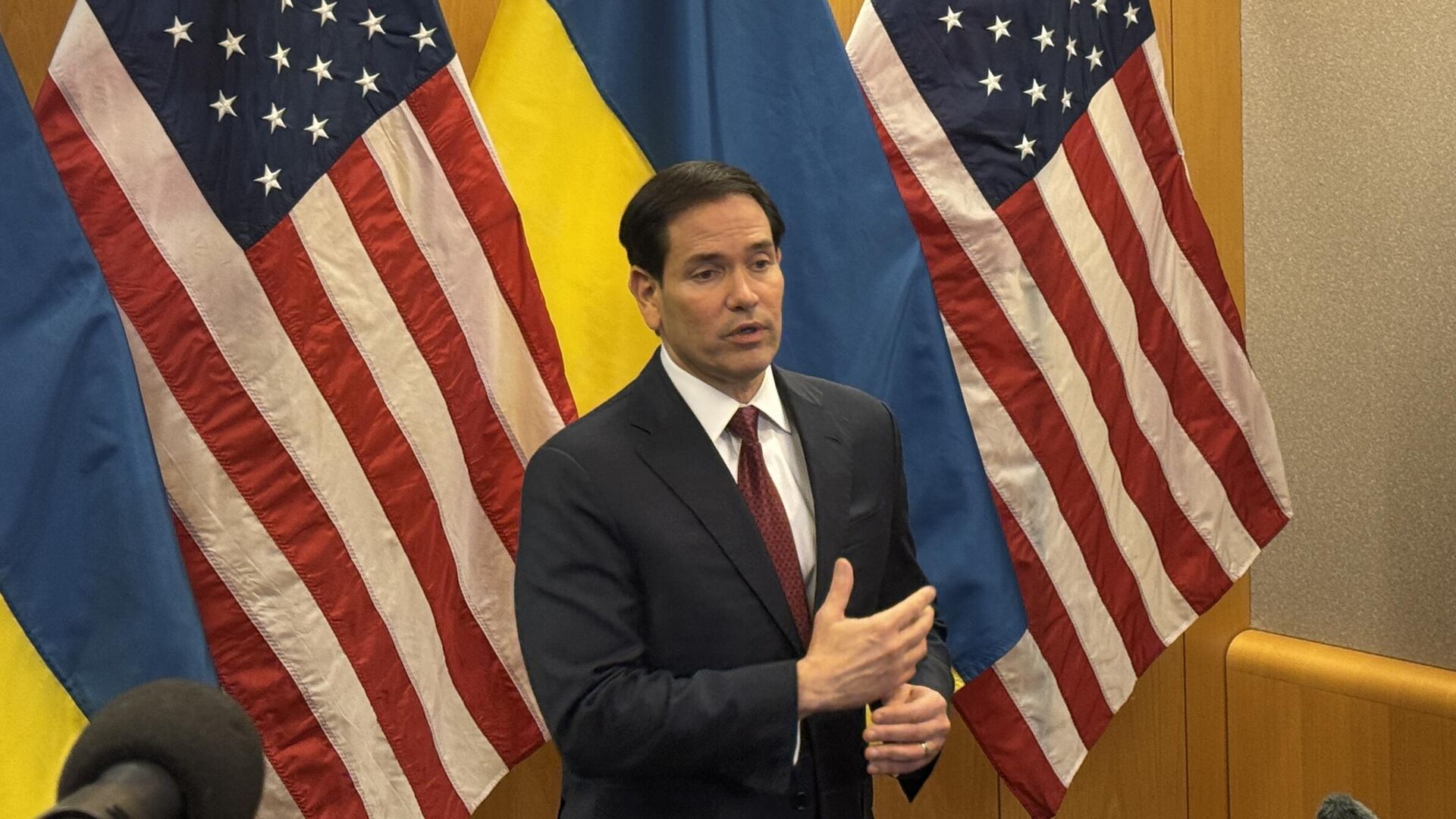 Государственный секретарь США Марко Рубио во время пресс-конференции по итогам переговоров с представителями Киева и стран Европы. 23 ноября 2025 - РИА Новости, 1920, 23.11.2025