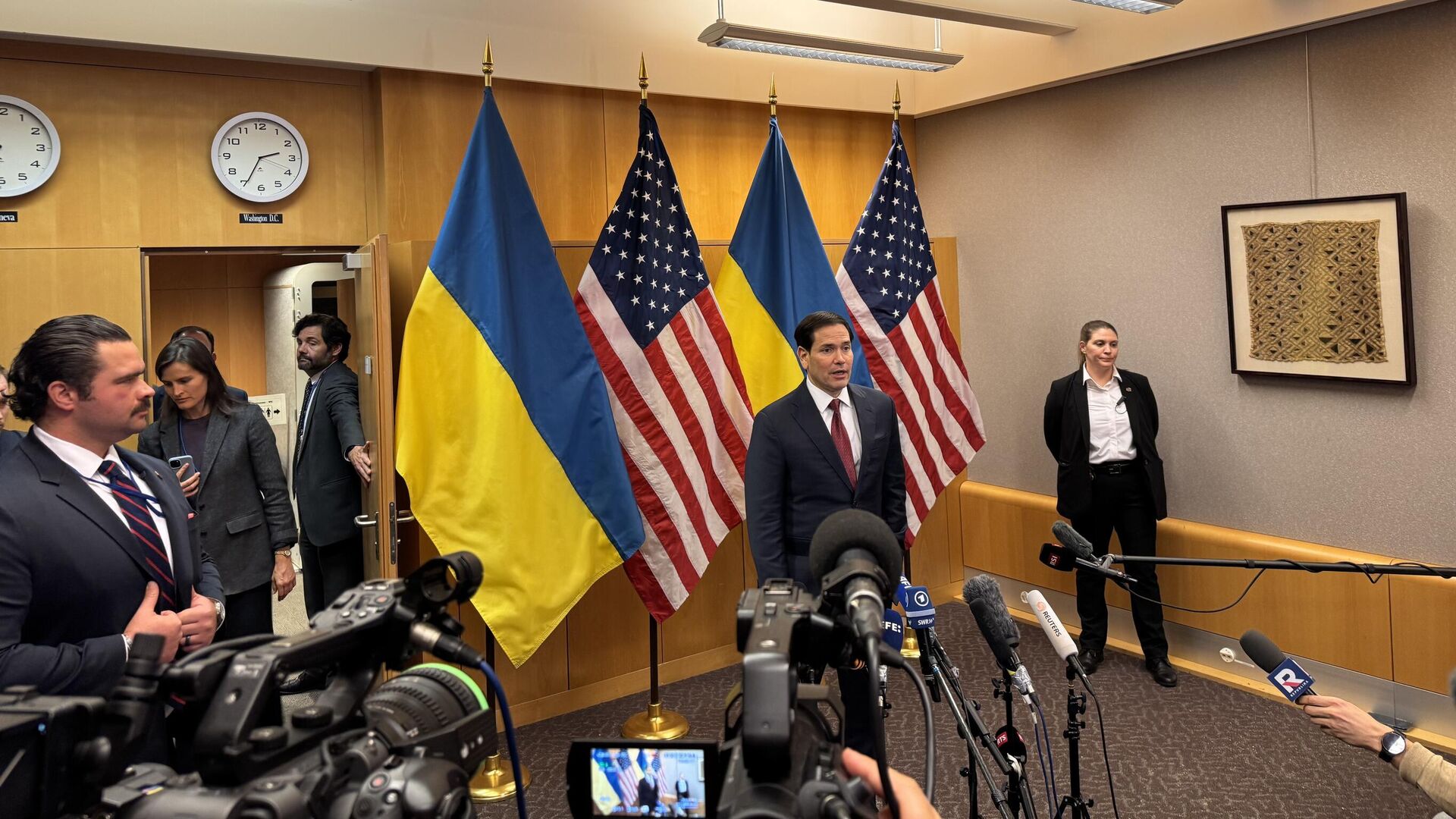 Государственный секретарь США Марко Рубио во время пресс-конференции по итогам переговоров с представителями Киева и стран Европы. 23 ноября 2025 - РИА Новости, 1920, 23.11.2025