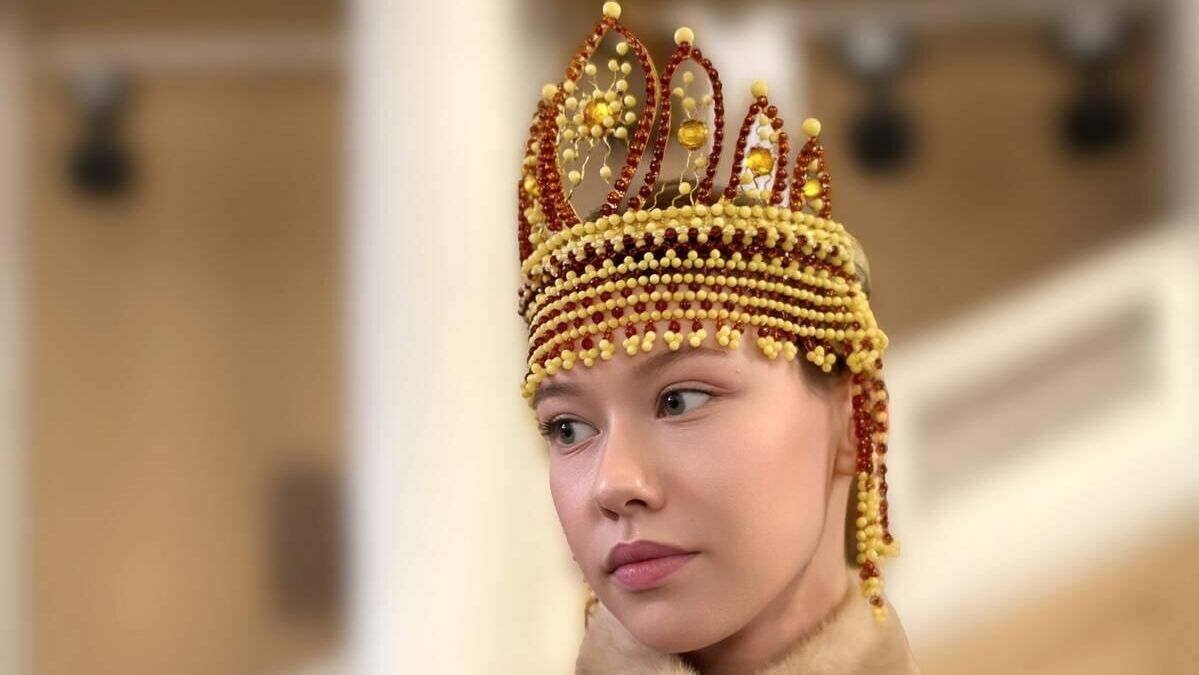 Кокошник из тысячи элементов янтаря возрастом около 50 миллионов лет, изготовленный на калининградском янтарном комбинате Ростеха - РИА Новости, 1920, 24.11.2025