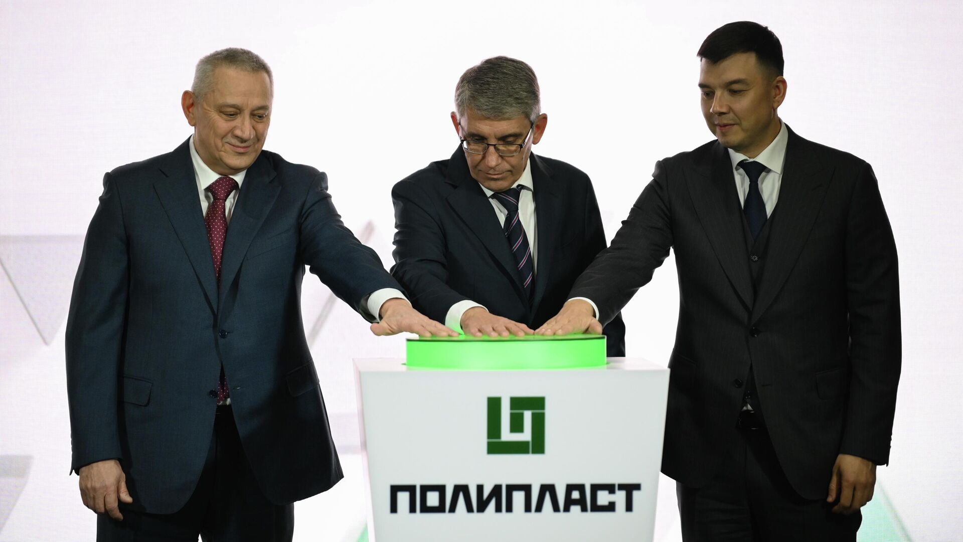 Председатель совета директоров ГК Полипласт Александр Шамсутдинов, губернатор Тульской области Дмитрий Миляев и заместитель министра промышленности и торговли РФ Михаил Юрин Председатель совета директоров ГК Полипласт Александр Шамсутдинов, губернатор Тульской области Дмитрий Миляев и заместитель министра промышленности и торговли РФ Михаил Юрин - РИА Новости, 1920, 24.11.2025