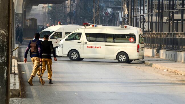 Автомобили скорой помощи на месте взрывов в штаб-квартире федеральной полиции в городе Пешавар в Пакистане. 24 ноября 2025