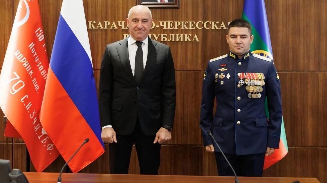 Глава КЧР Рашид Темрезов вручил орден Мужества Рустаму Магомедову - РИА Новости, 1920, 24.11.2025