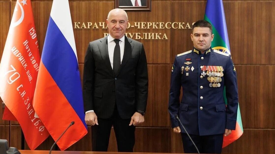 Глава КЧР Рашид Темрезов вручил орден Мужества Рустаму Магомедову - РИА Новости, 1920, 24.11.2025