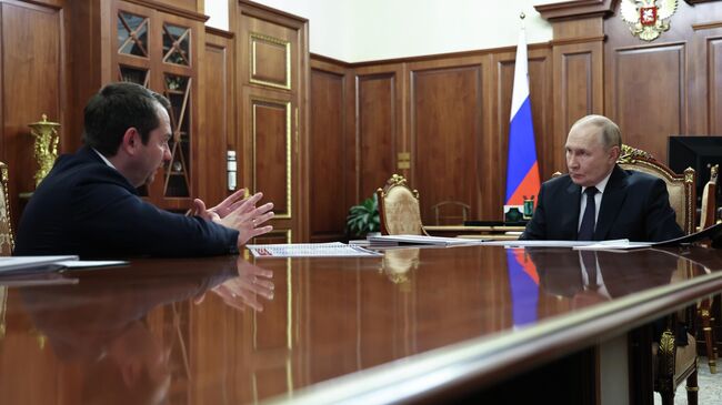 Президент РФ Владимир Путин и губернатор Мурманской области Андрей Чибис во время встречи