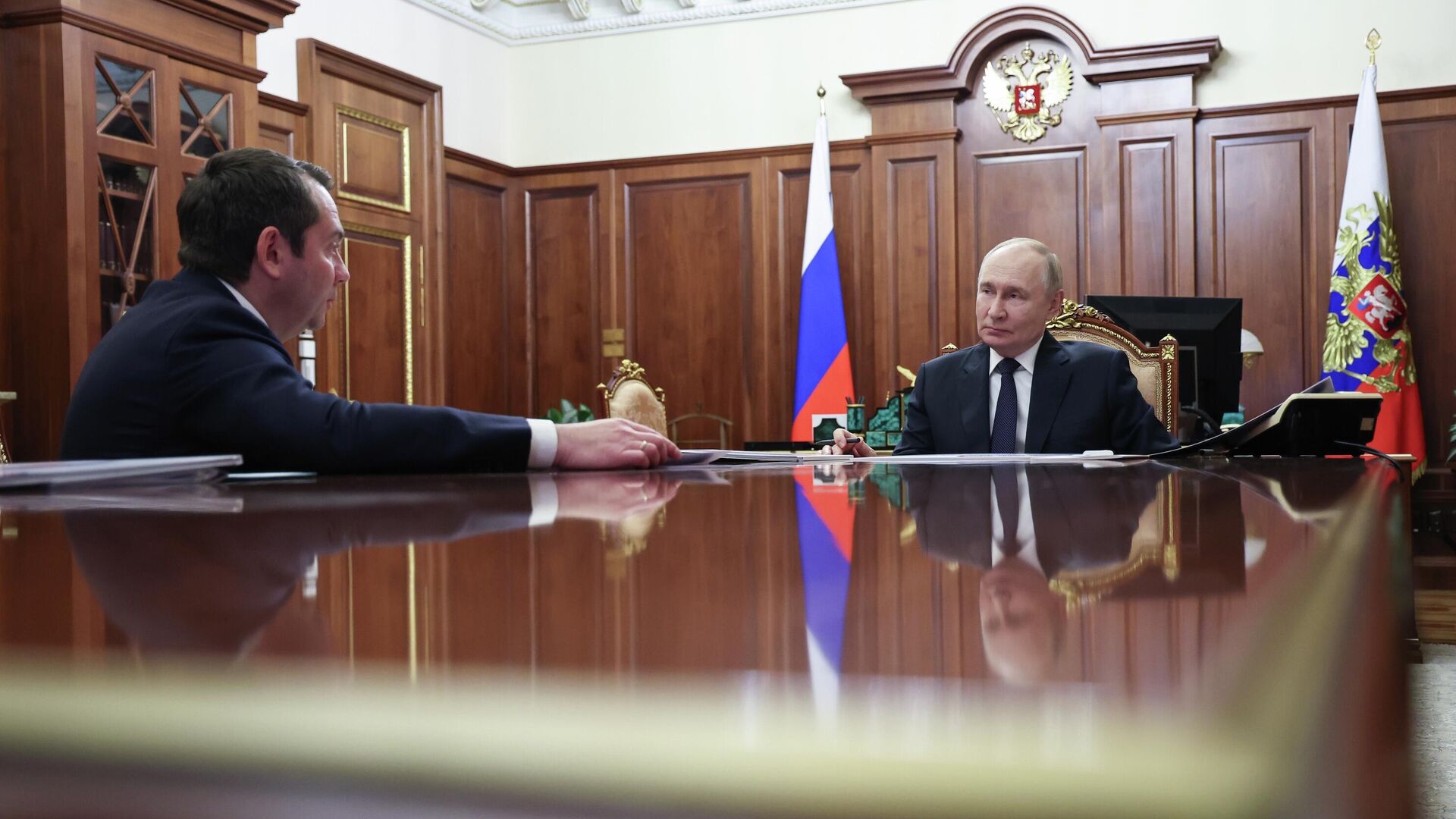 Президент РФ Владимир Путин и губернатор Мурманской области Андрей Чибис во время встречи - РИА Новости, 1920, 24.11.2025