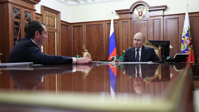 Президент РФ Владимир Путин и губернатор Мурманской области Андрей Чибис во время встречи