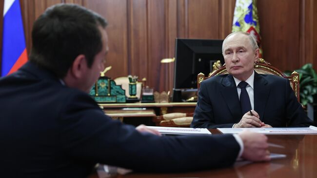 Президент РФ Владимир Путин и губернатор Мурманской области Андрей Чибис во время встречи