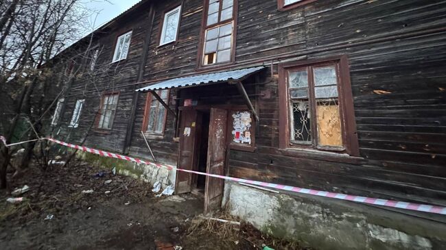 Оцепленный жилой дом, где были изъяты канистры с технической жидкостью, от которой пятеро местных жителей скончались в городе Коврове Владимирской области