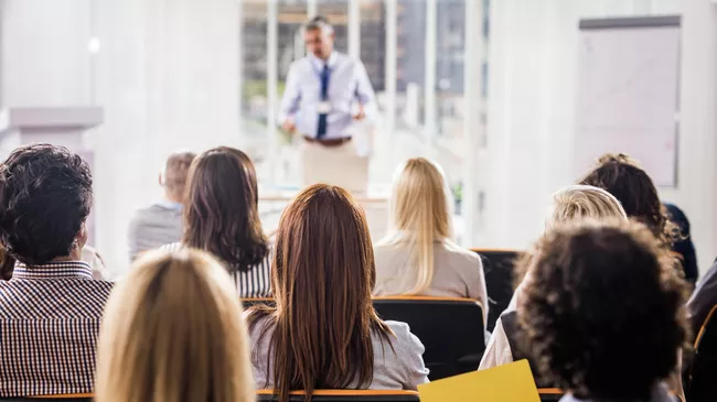 Люди во время лекции