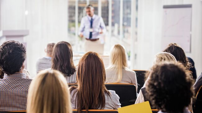 Люди во время лекции