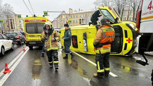 На месте столкновения легкового автомобиля и машины скорой помощи в городе Колпино в Санкт-Петербурге