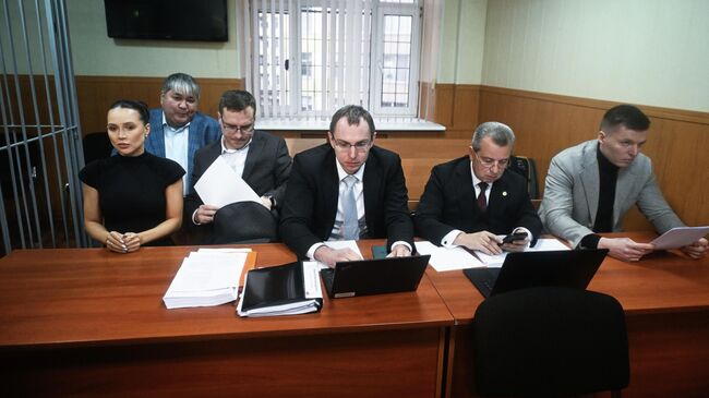 Блогер Валерия Чекалина и её бывший муж Артем, обвиняемые в незаконных валютных операциях с использованием подложных документов, на заседании в Гагаринском суде в Москве. 24 ноября 2025