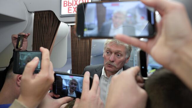 Пресс-секретарь президента РФ Дмитрий Песков общается с журналистами в самолете