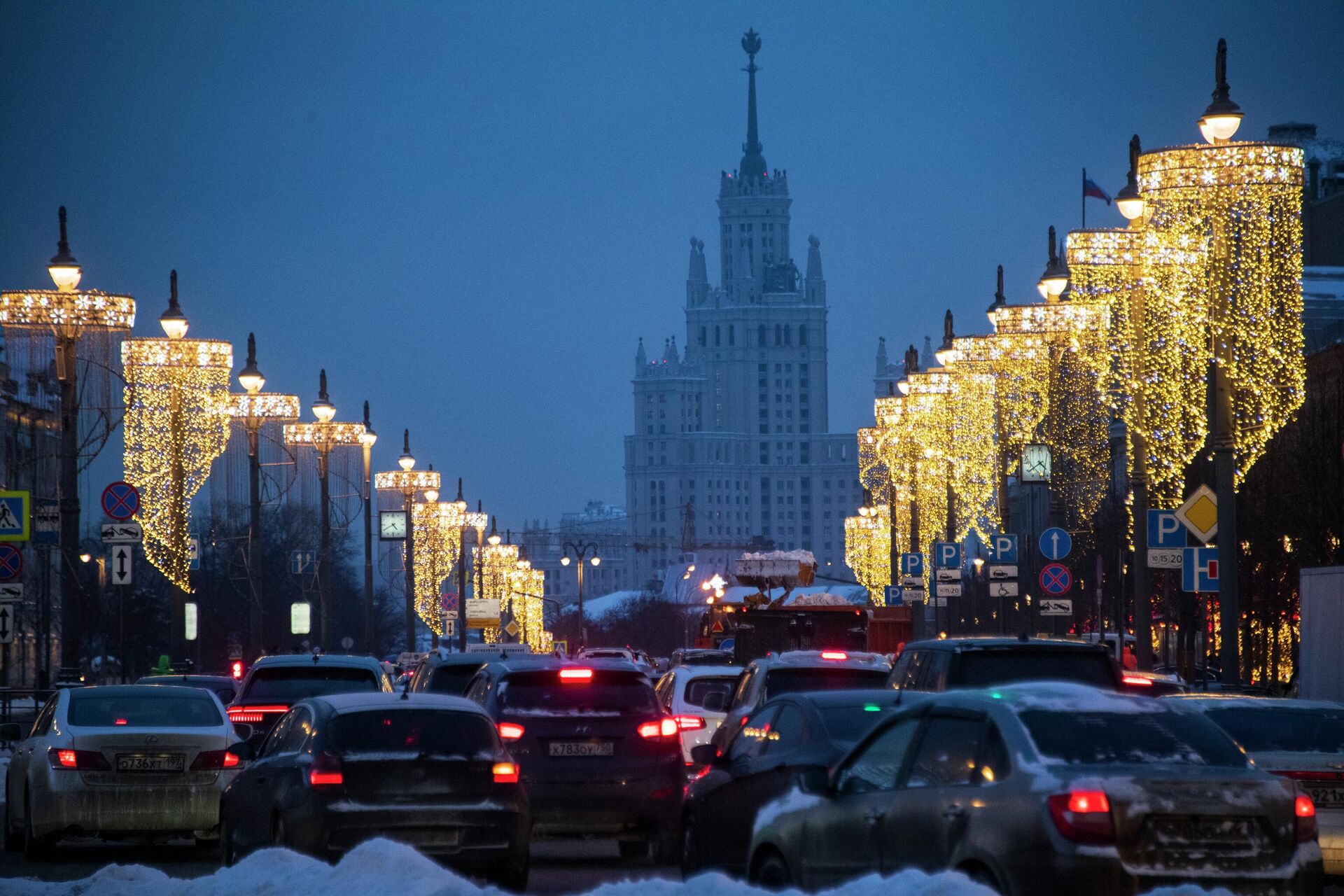 Новогодняя иллюминация на улице Москвы - РИА Новости, 1920, 25.11.2025