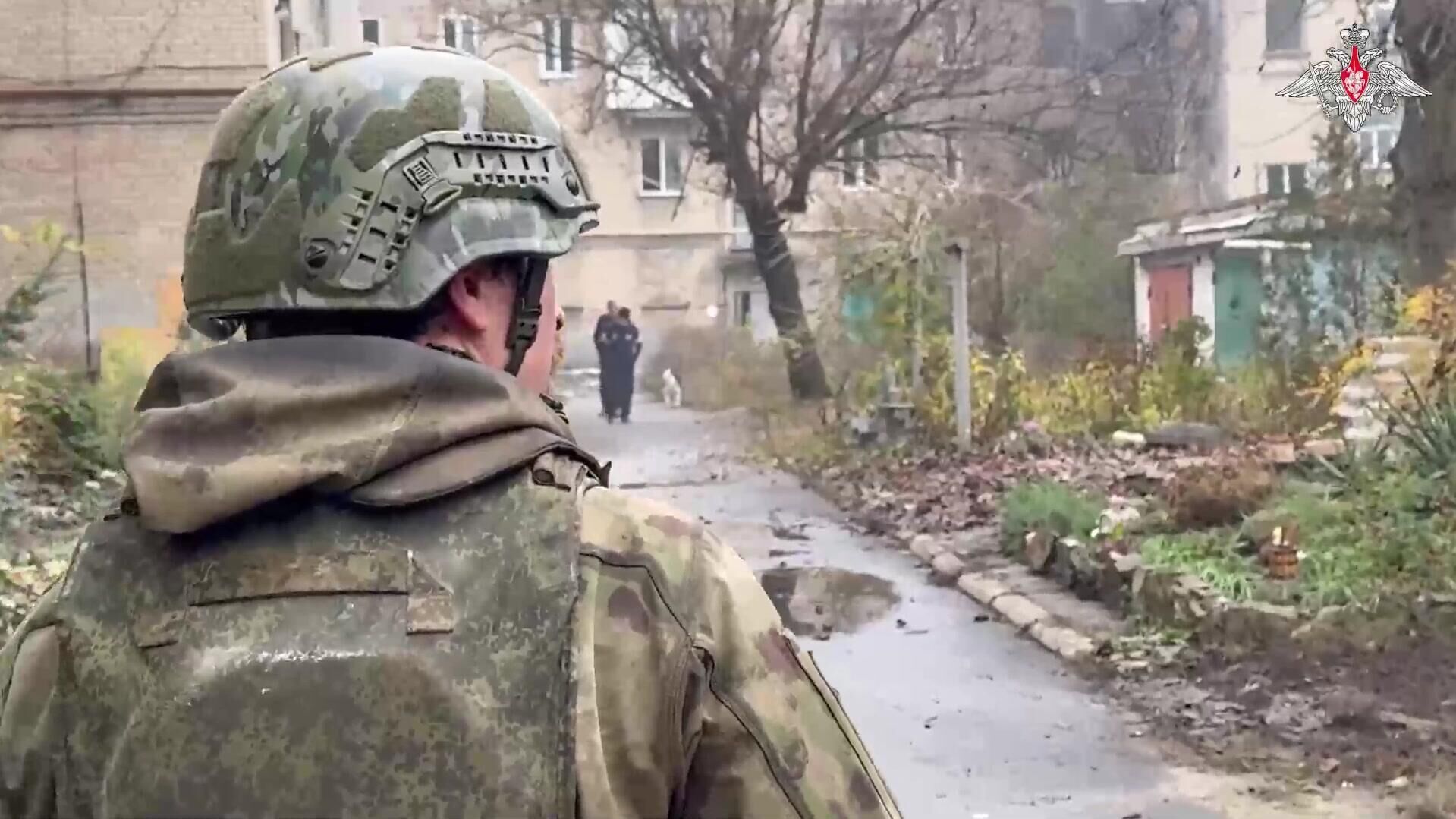 Военнослужащие продолжают оказывать помощь мирным жителям освобожденных районов Красноармейска - РИА Новости, 1920, 25.11.2025