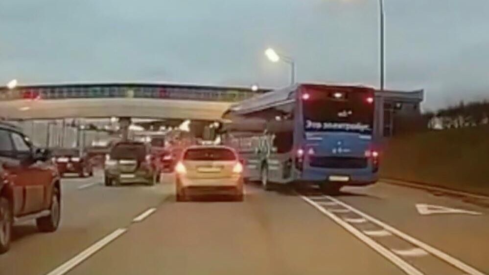 Электробус подрезает автомобиль на Калужском шоссе - РИА Новости, 1920, 25.11.2025