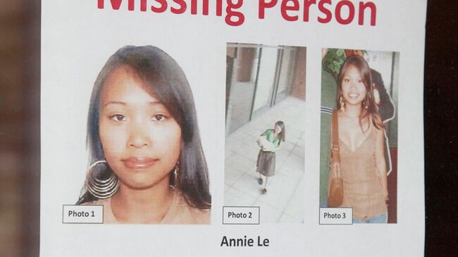 Листовка с фотографиями Энни Ле на двери здания, в котором находится лаборатория аспирантки, Нью-Хейвен, штат Коннектикут