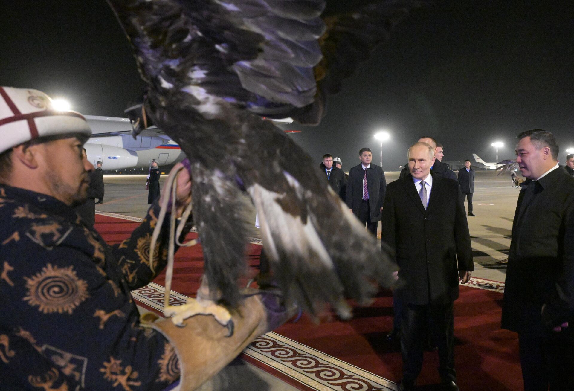 Президент РФ Владимир Путин и президент Киргизии Садыр Жапаров на церемонии встречи в аэропорту Бишкека Манас