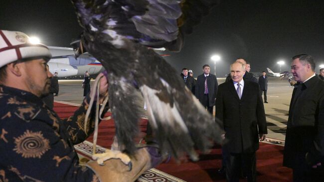 Президент Владимир Путин и президент Киргизии Садыр Жапаров на церемонии встречи в аэропорту Бишкека Манас