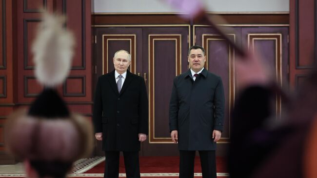 Президент РФ Владимир Путин и президент Киргизии Садыр Жапаров на церемонии встречи в аэропорту Бишкека Манас