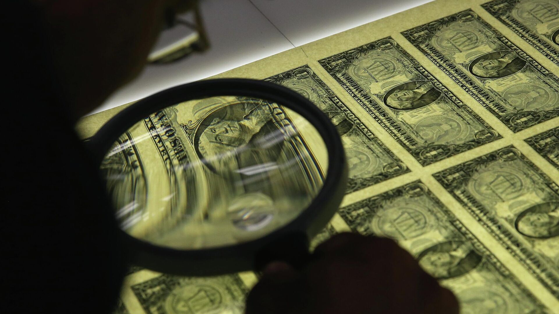 Проверка листа долларовых банкнот в Бюро гравировки и полиграфии, Вашингтон, США Проверка листа долларовых банкнот в Бюро гравировки и полиграфии, Вашингтон, США - РИА Новости, 1920, 26.11.2025