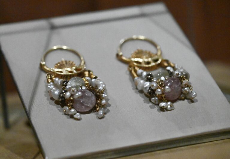 Выставка Еврейская свадьба. Друг для друга с начала времен во время пресс-показа в Еврейском музее и центре толерантности в Москве