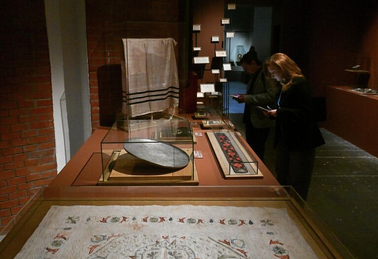 Выставка Еврейская свадьба. Друг для друга с начала времен во время пресс-показа в Еврейском музее и центре толерантности в Москве