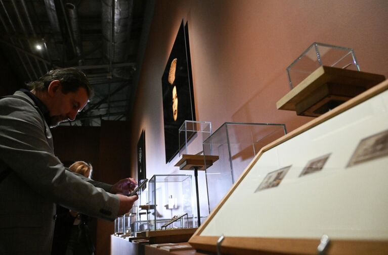 Выставка Еврейская свадьба. Друг для друга с начала времен во время пресс-показа в Еврейском музее и центре толерантности в Москве