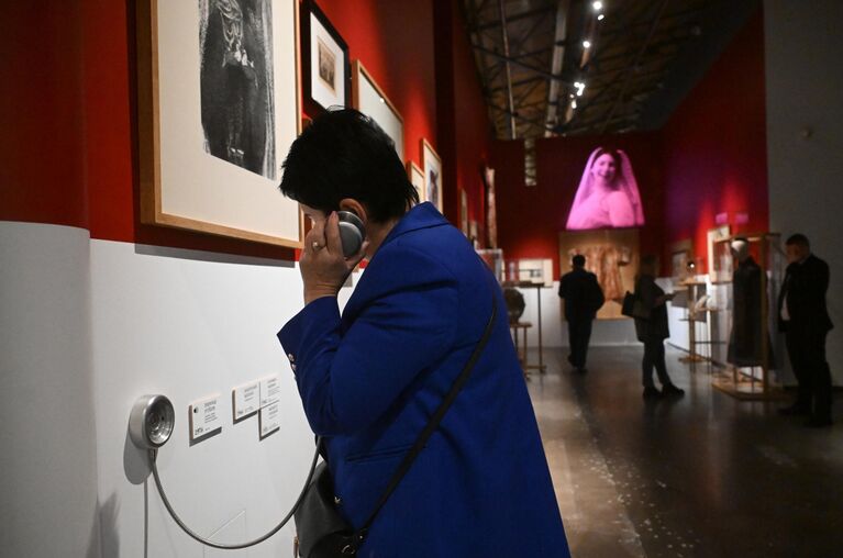 Выставка Еврейская свадьба. Друг для друга с начала времен во время пресс-показа в Еврейском музее и центре толерантности в Москве