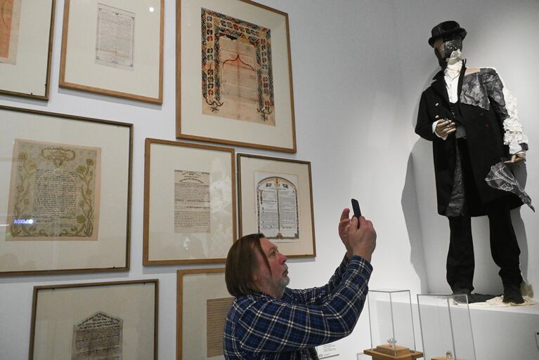 Выставка Еврейская свадьба. Друг для друга с начала времен во время пресс-показа в Еврейском музее и центре толерантности в Москве