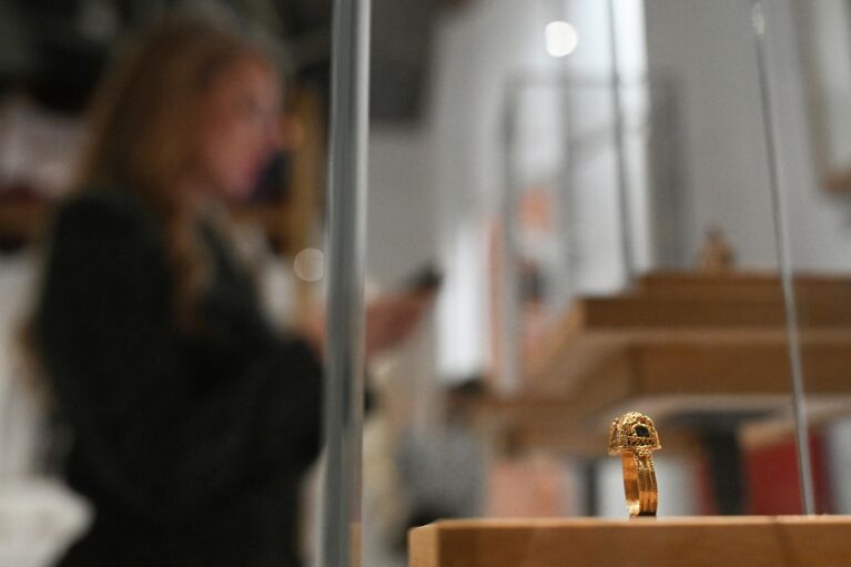 Выставка Еврейская свадьба. Друг для друга с начала времен во время пресс-показа в Еврейском музее и центре толерантности в Москве