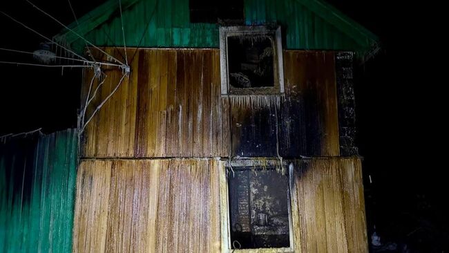 Последствия пожара в деревне Тарма Братского района Иркутской области, где погибло двое детей