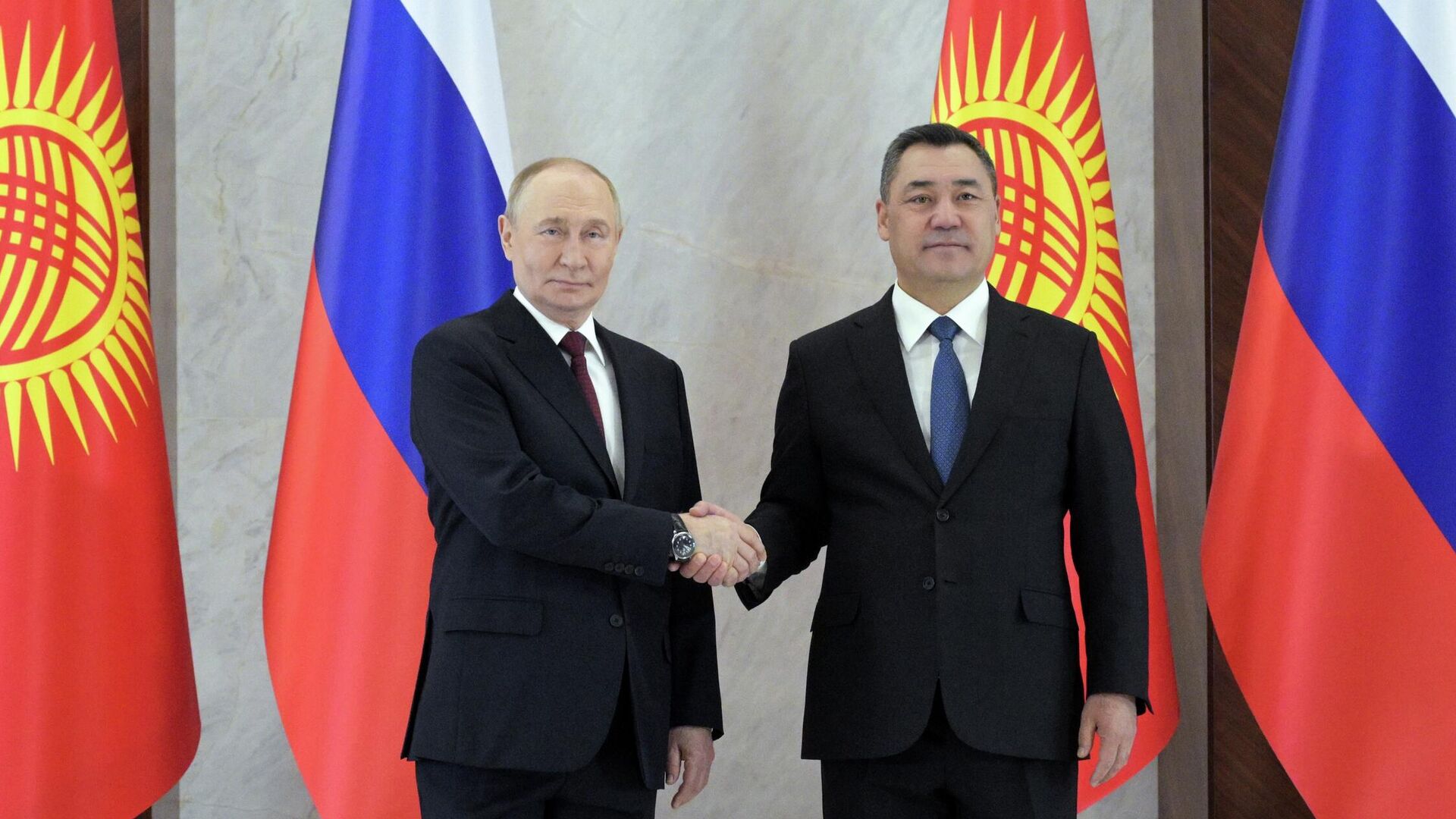 Президент РФ Владимир Путин и президент Киргизии Садыр Жапаров на церемонии совместного фотографирования в Бишкеке - РИА Новости, 1920, 27.11.2025